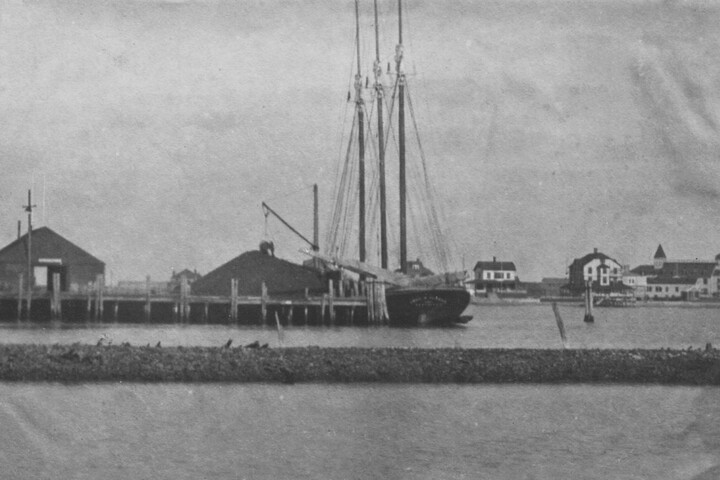 1890ca Unloading coal steamboat wharf nha SC347